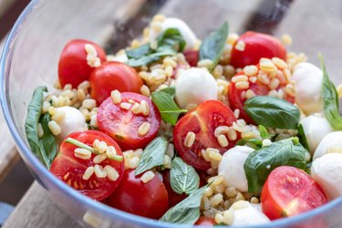 Bulgur Caprese saláta (5 hozzávalóból)