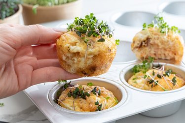 3 hozzávalóból készült tojásos-lazacos „muffin”