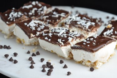 Fitt túrós-kókuszos süti puffasztott rizs alappal