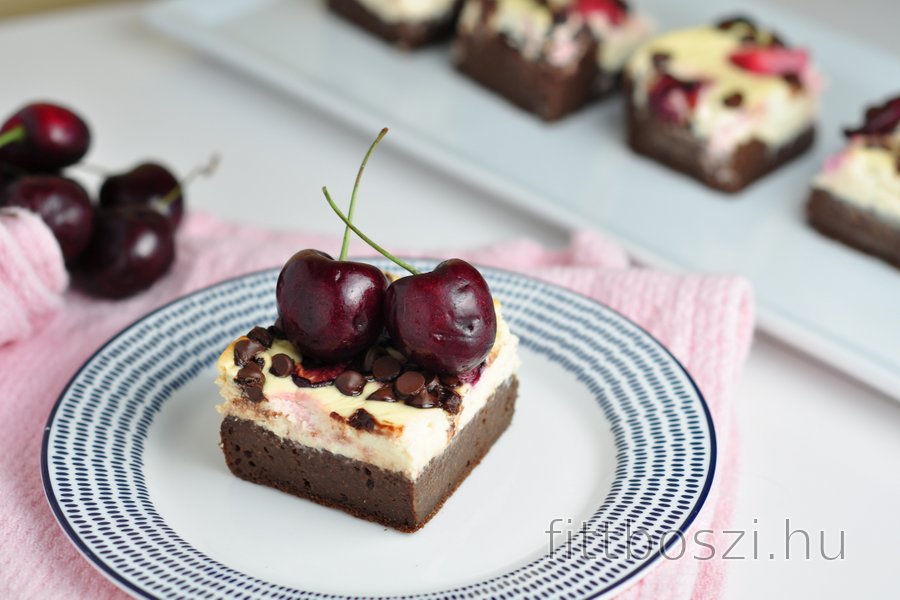 Egészséges brownie sajttorta cseresznyével