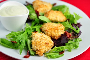 Egyszerű sült csirkemell nuggets joghurt kéregben