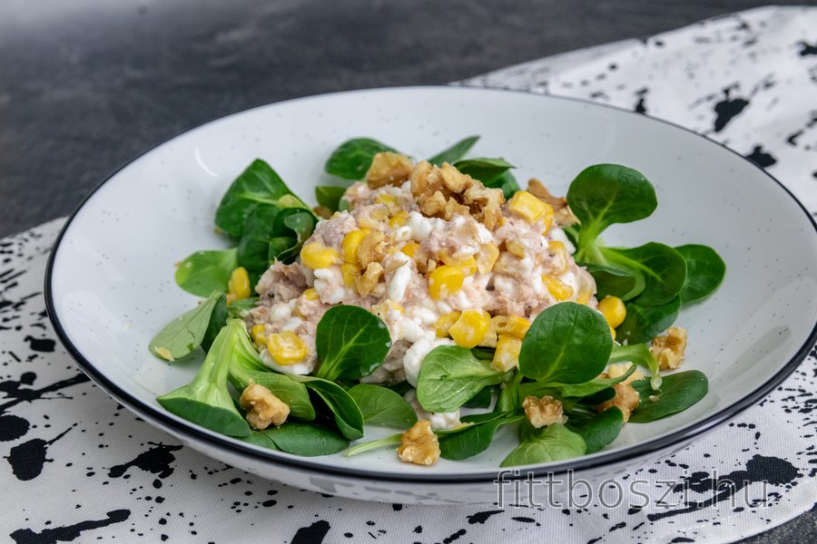 Tonhal Saláta Cottage Cheese-zel, Kukoricával és Dióval